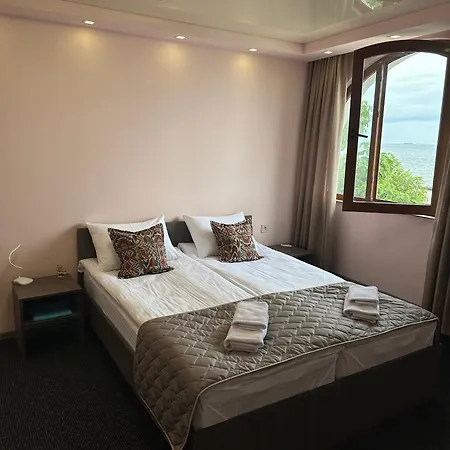 Medea Hotel *